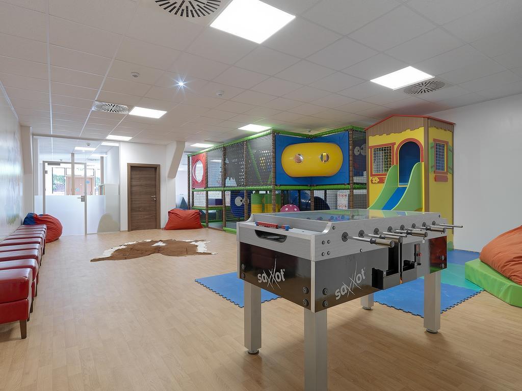 Alpina Zillertal . Family Lifestyle Kinderhotel Fugen Bagian luar foto